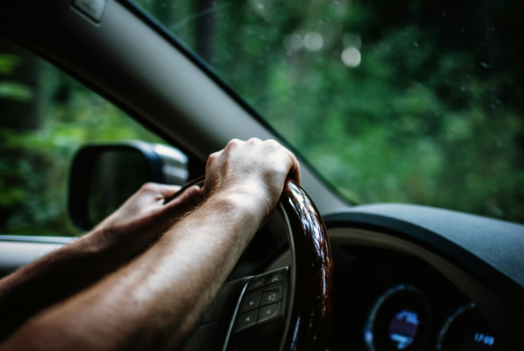 Mains sur un volant pendant la conduite