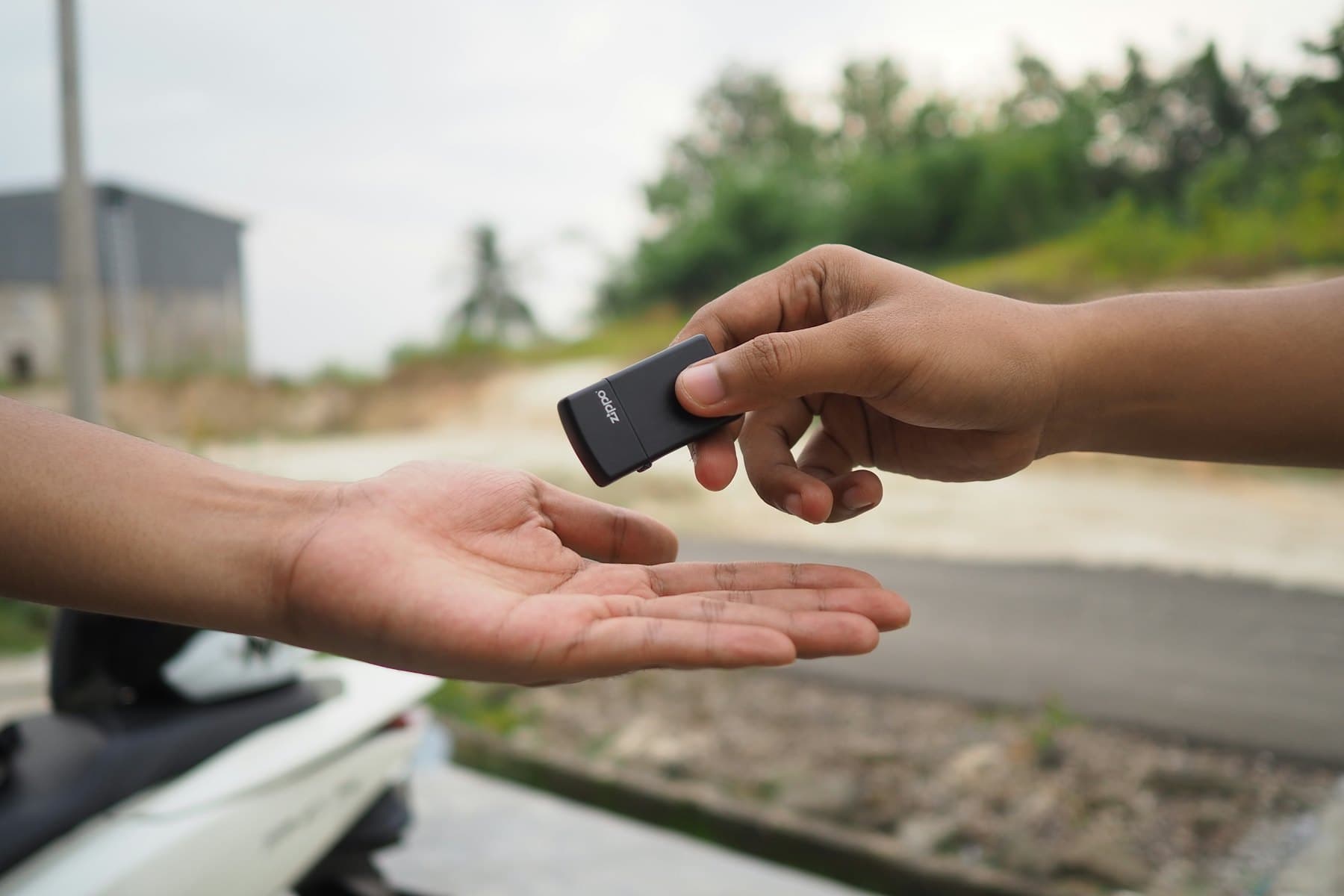 Une clé de voiture remise de la main à la main